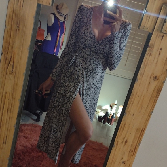 Good American snake print wrap around long sleeve dress - Picture 4 of 8